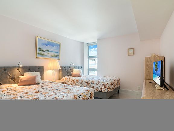 Bedroom with 2 full beds