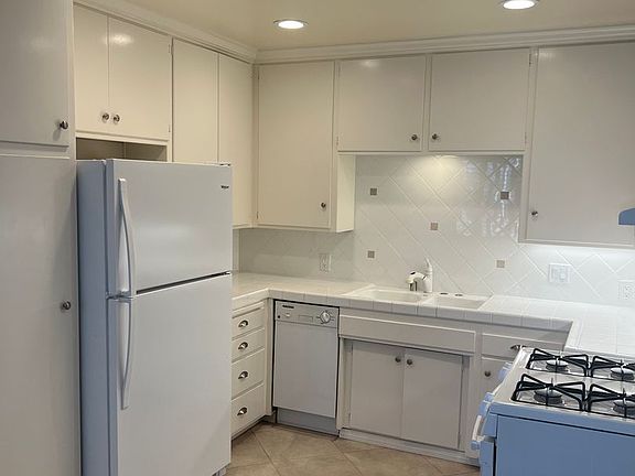 3rd image of 2955 Lawrence St