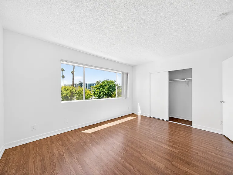 Serrano Apartments — Photo 16