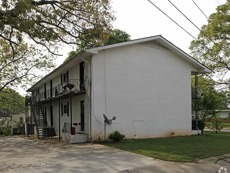 585 Marina St — Photo 2