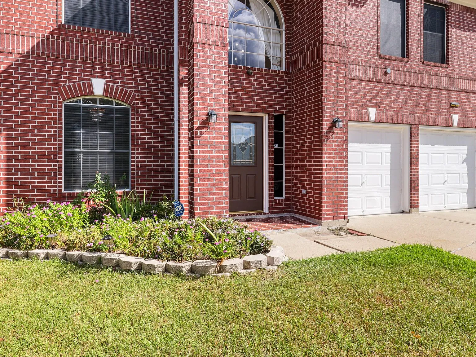 4 bed, 2.5 bath, 2456 sqft, $2,350 — Photo 4