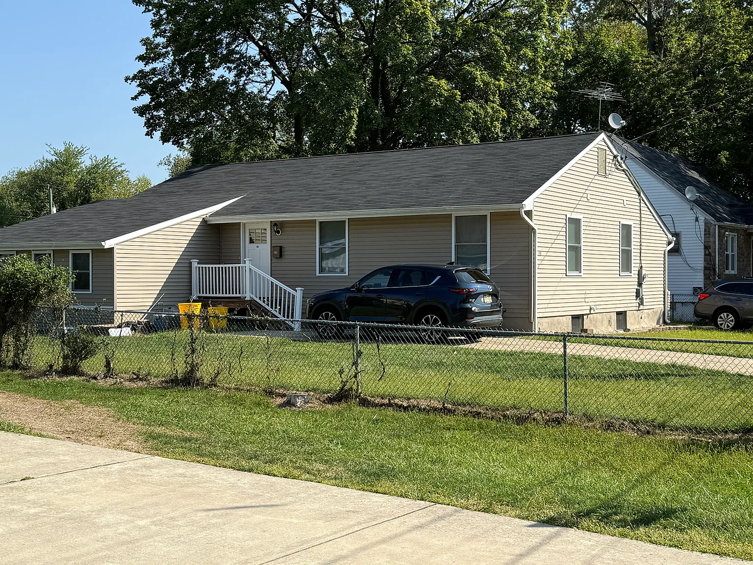 5 bed, 2.5 bath, 2025 sqft, $3,500 — Photo 2