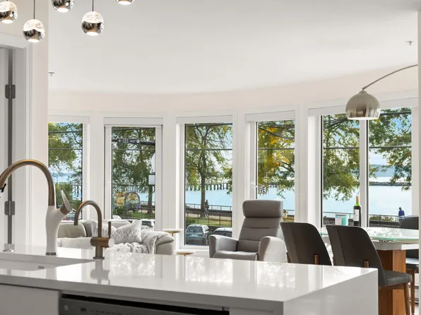 1119 Vidal St #206, White Rock, BC V4B 3T4