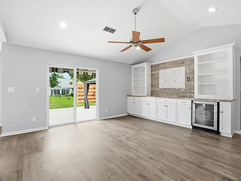 9083 Marquis Dr — Photo 2