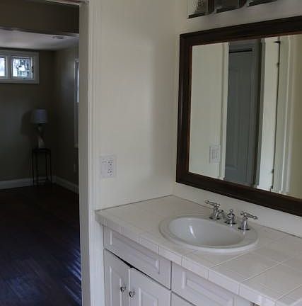 Full size bathroom with custom finishes