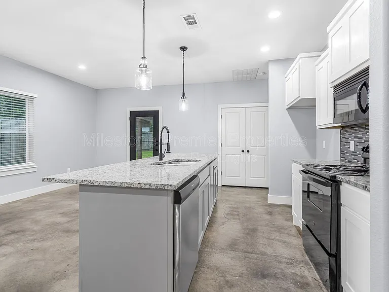604 W Star St — Photo 5