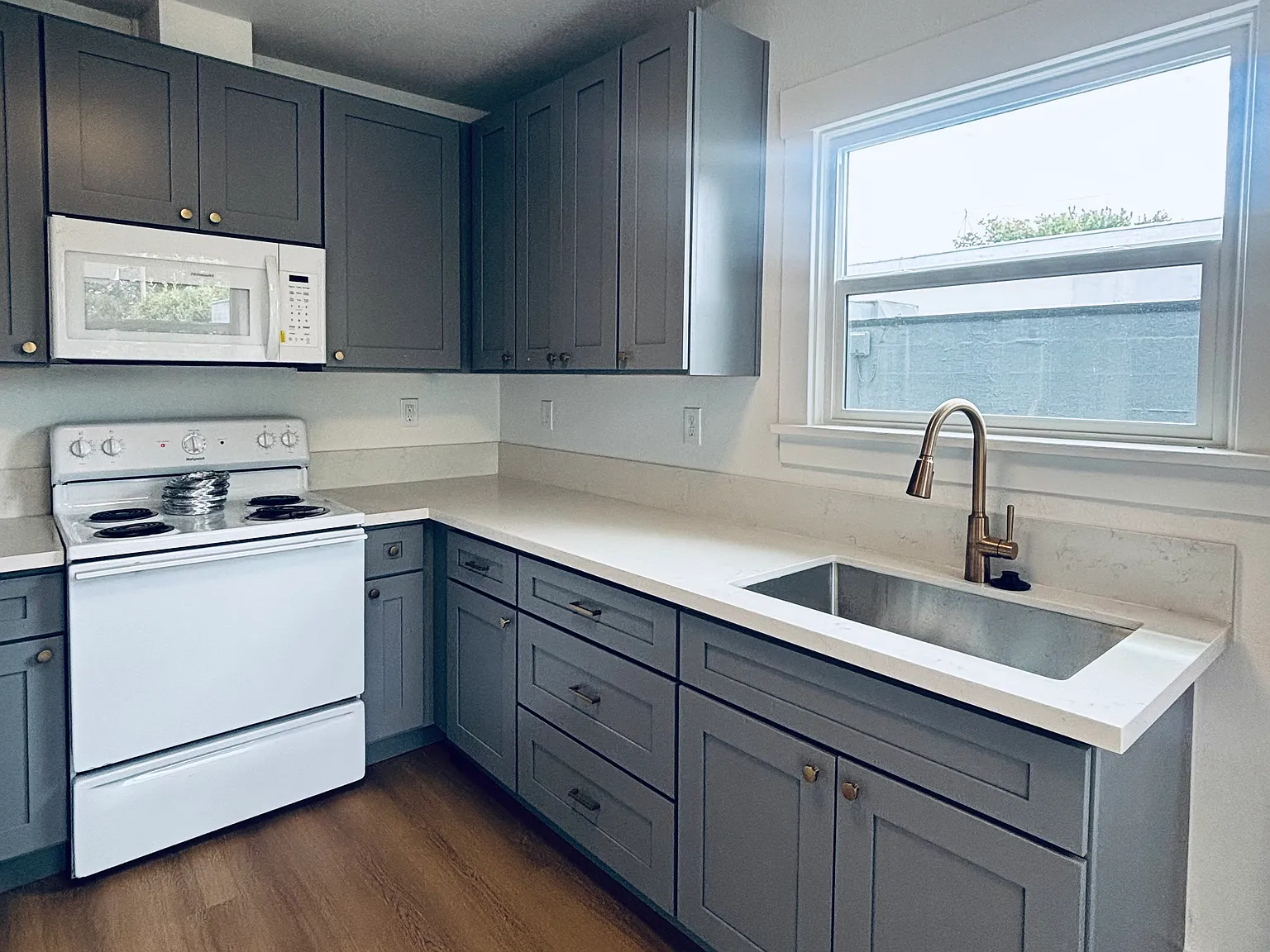 2 bed, 950 sqft, $2,185 — Photo 2
