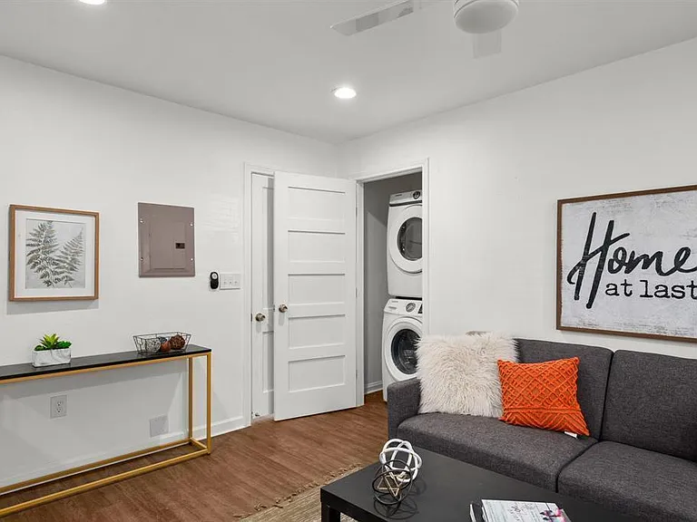 301 E 33rd St #8 — Photo 6