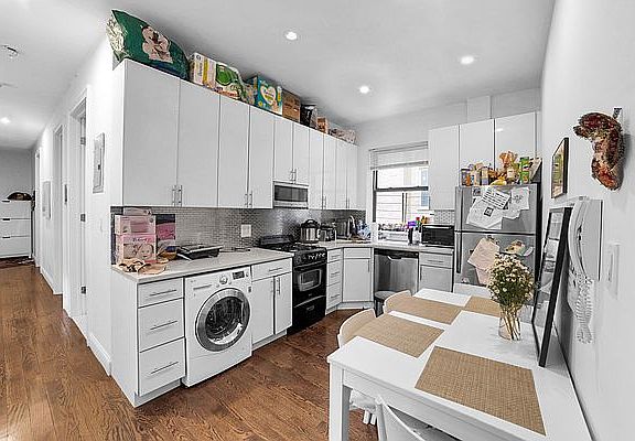 3rd image of 321 W 94th St APT 3E