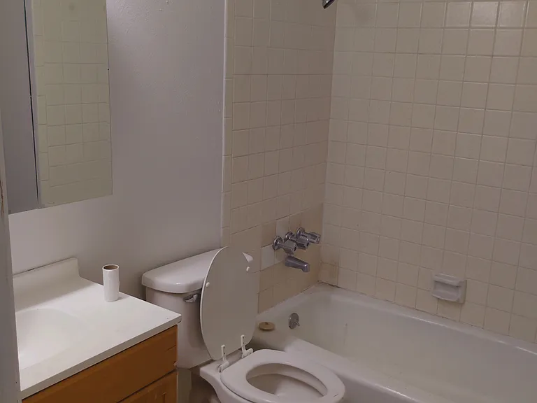 932 Chelwood Park Blvd NE #D — Photo 5