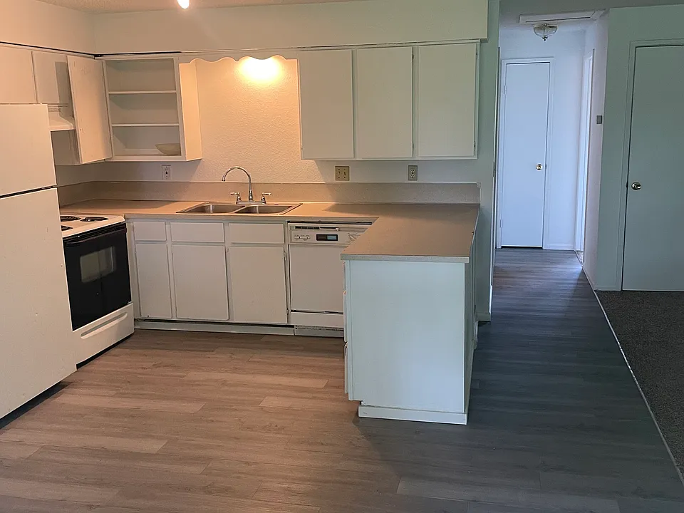 Kitchen & Hallway