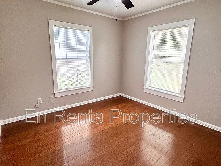 601 W Beach St — Photo 13
