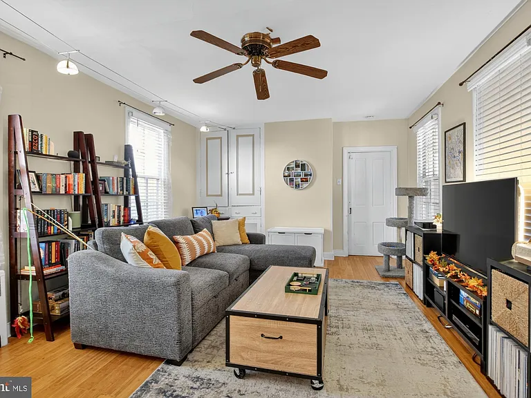350 Green Ln #1R — Photo 8