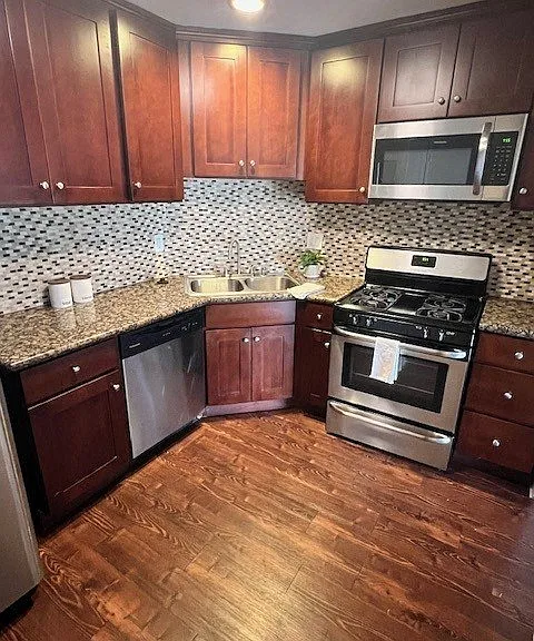 Versailles on the Lake Apartments — Photo 118