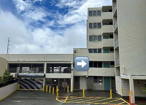 1555 Pohaku St entrance to 1st floor parking