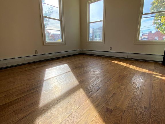 2nd image of 2556 Radcliff Ave