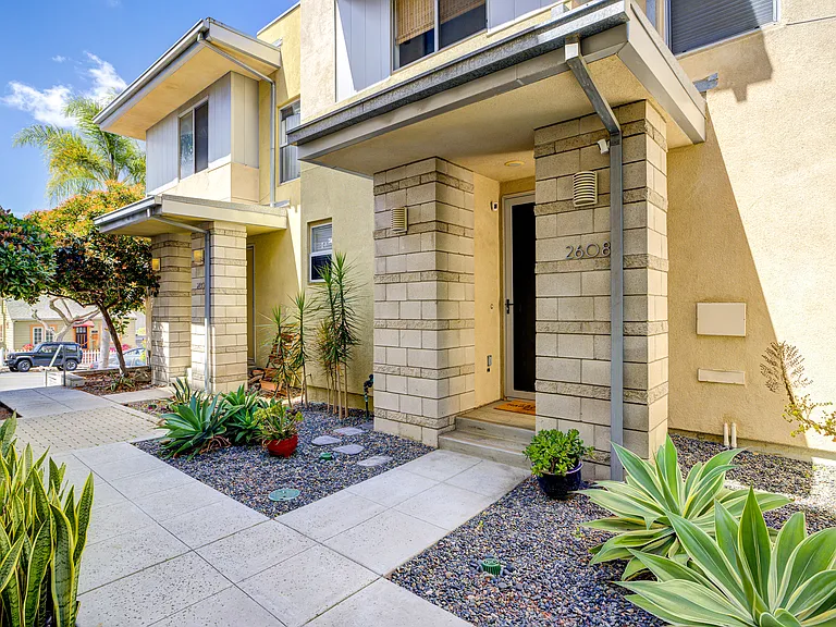 2608 Lincoln Ave — Photo 2