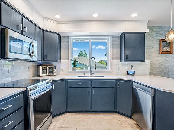 4th image of 4095 Cove West Dr