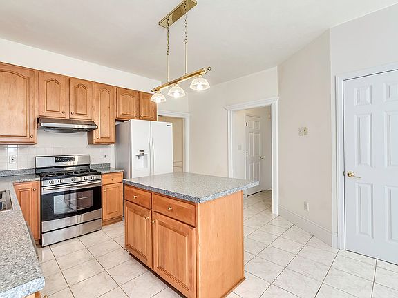 NEWER GAS STOVE & RANGE HOOD