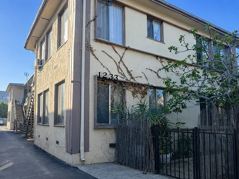 1233 N Ardmore Ave Apartments — Photo 5