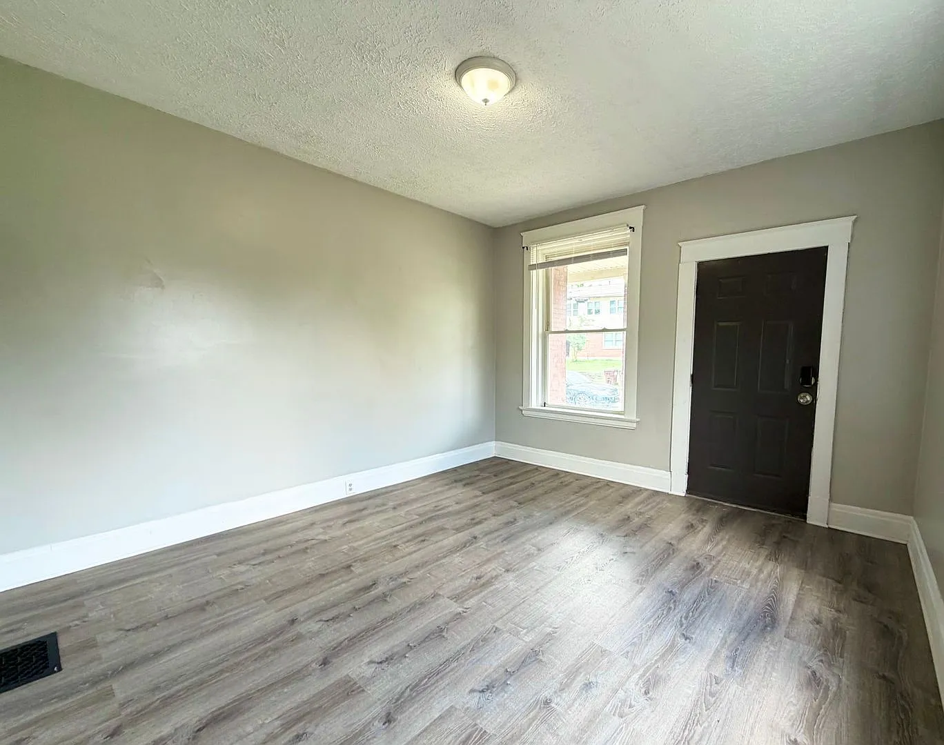 2 bed, 1.0 bath, $1,095 — Photo 3