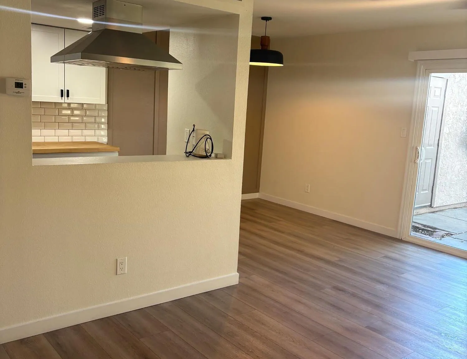 3 bed, 1.0 bath, 988 sqft, $1,700 — Photo 2