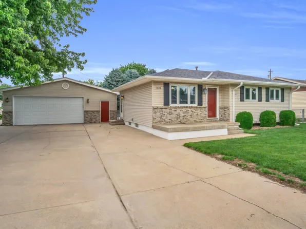 1304 E 33rd Dr, Kearney, NE 68847