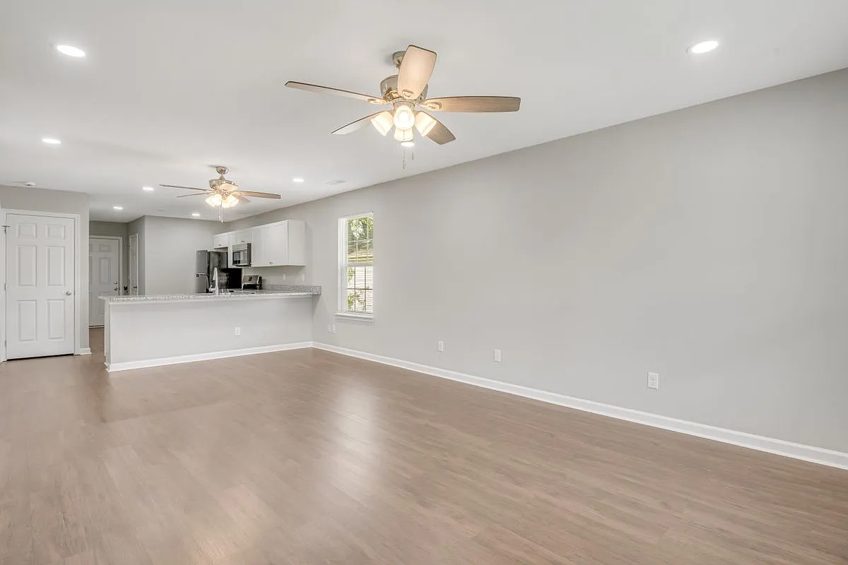 4 bed, 2.0 bath, 1488 sqft, $2,100 — Photo 2