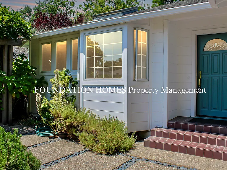 33 College Ct — Photo 2