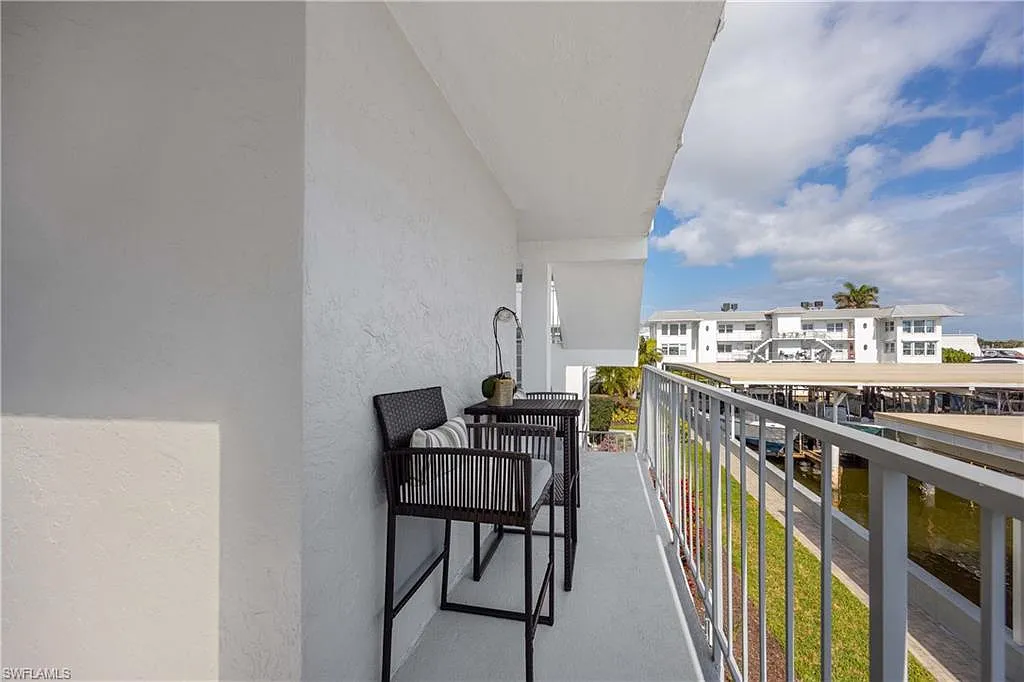 2 bed, 2.0 bath, 1350 sqft, $7,000 — Photo 2
