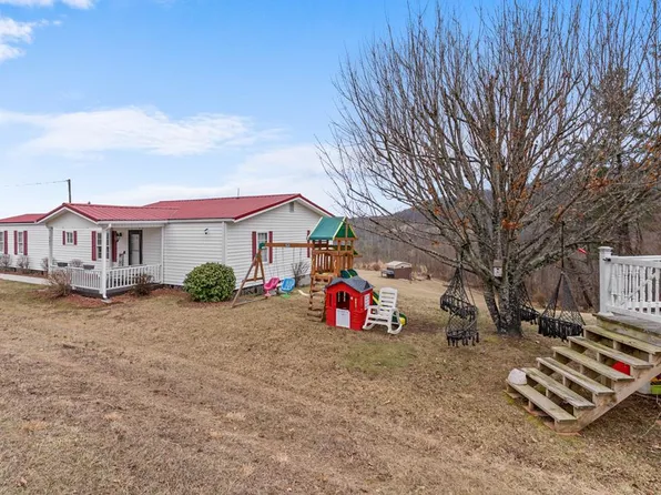 1883 Farmers Market Dr, Hillsville, VA 24343