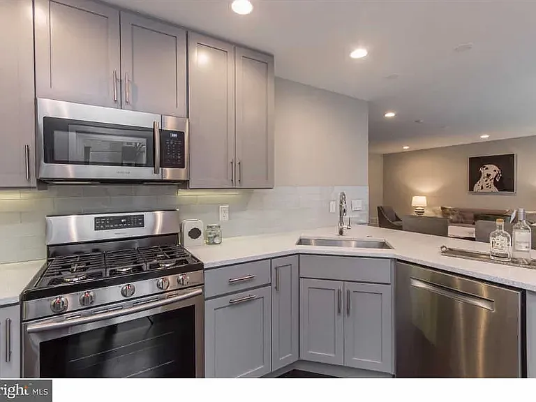 2 bed, 950 sqft, $2,680 — Photo 3