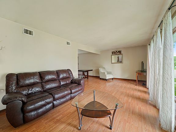 5th image of 100 Meadow Dr