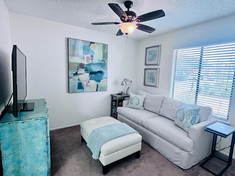 *Home is unfurnished*
*Prior tenant's furnishings*