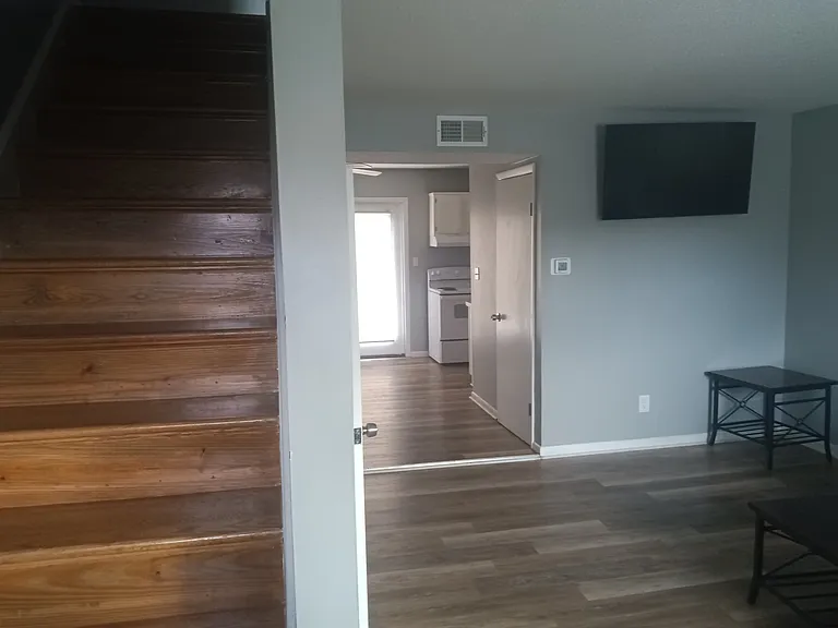 235 W Poplar St — Photo 18