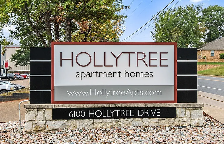 Hollytree Apartments — Photo 43