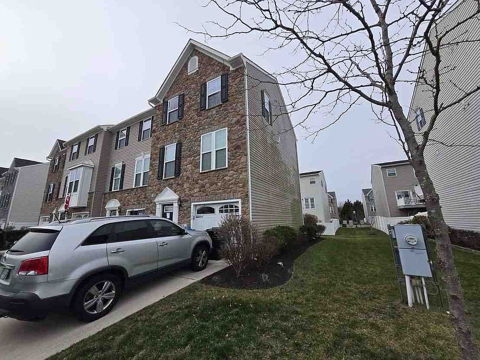 1st image of 1028 Noble Pl