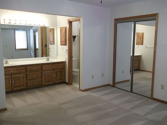Double Vanity, Twin Closets