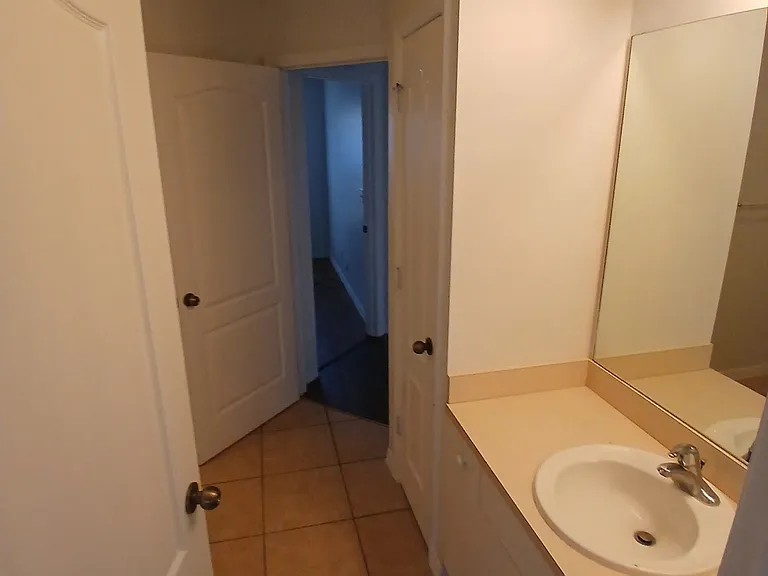 653 Allison St E — Photo 6