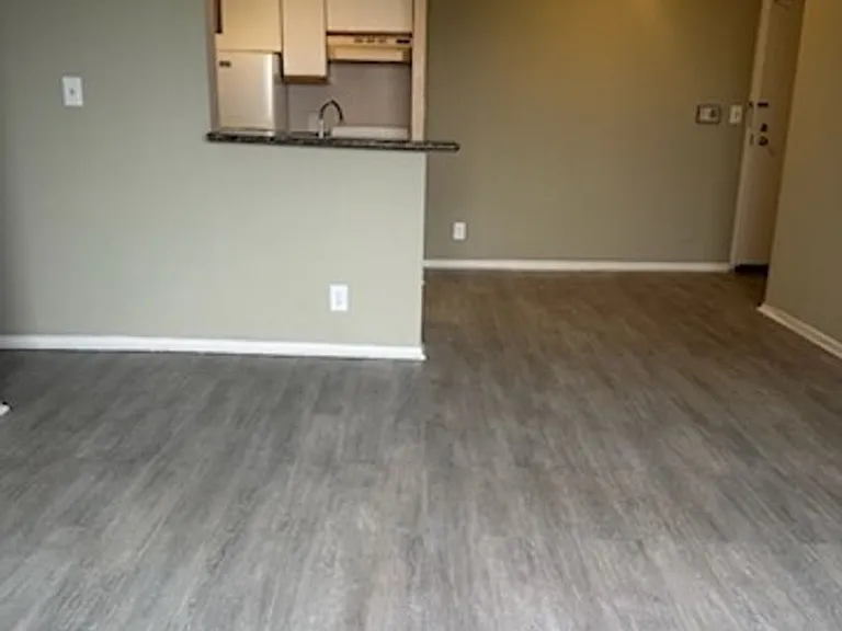 Russell Court Apartments — Photo 7