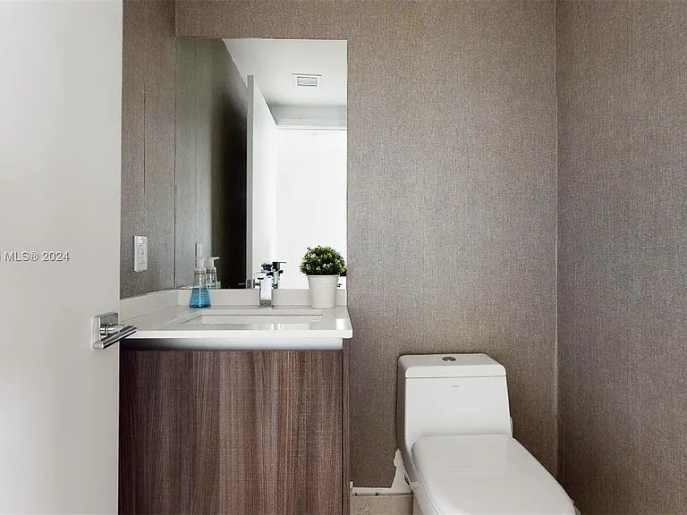 488 NE 18th St #3200 — Photo 7