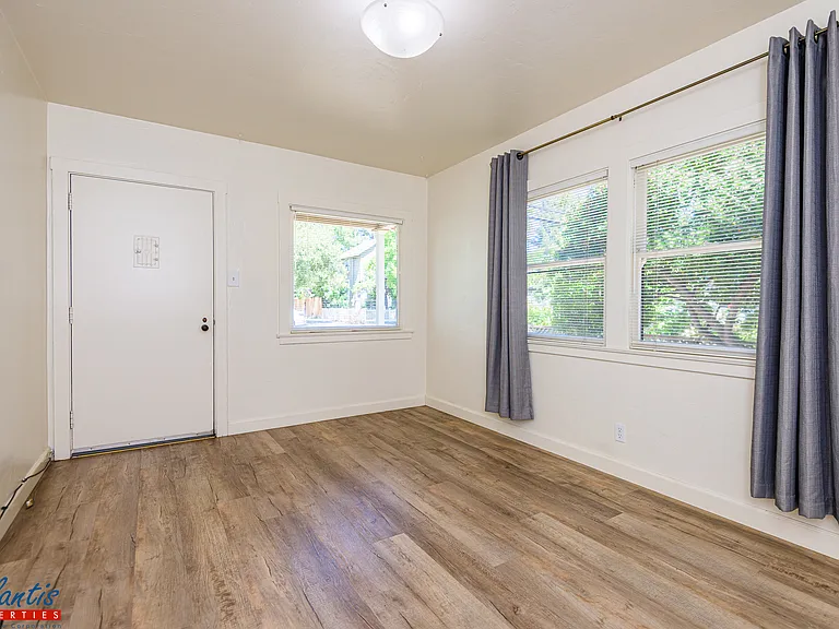 428 University Ave — Photo 3