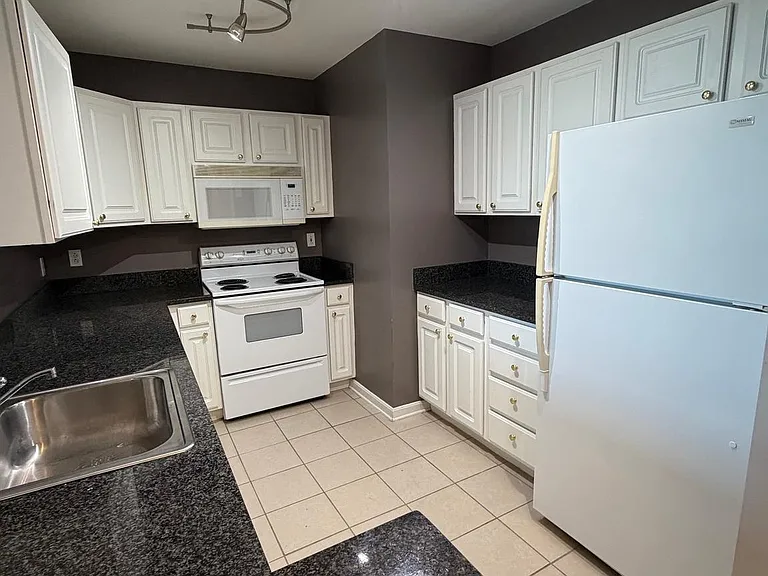23 Pierside Dr #428 — Photo 2