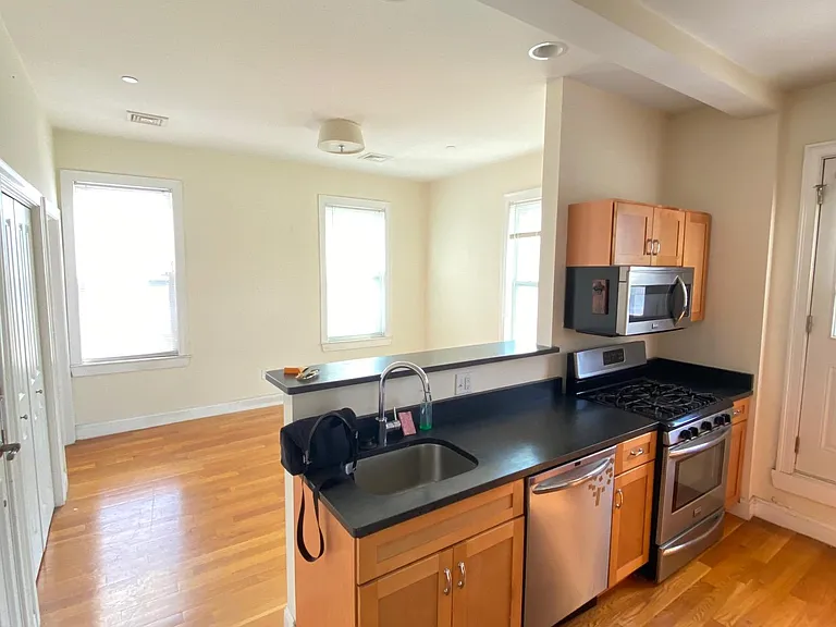 536 Cambridge St — Photo 4
