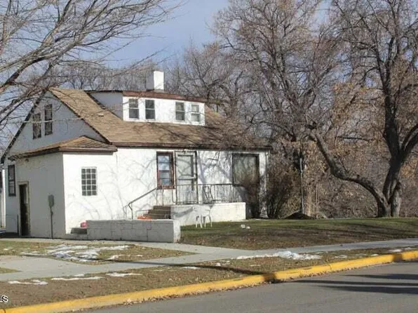 438 2nd St SW, Jamestown, ND 58401