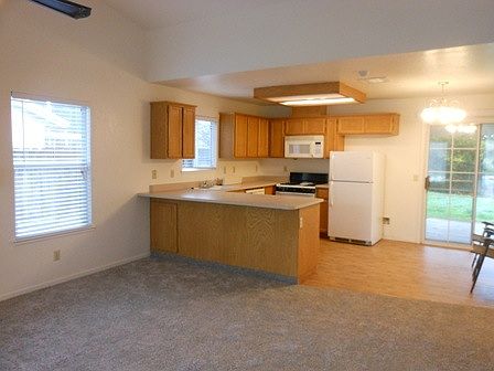 Kitchen - view towards livingroom