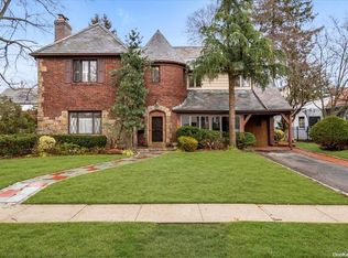 37 Hollywood Ct, Rockville Centre, NY 11570