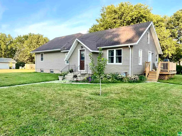 212 S Franklin St, Elk Point, SD 57025
