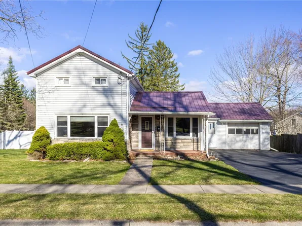 14 Gilbert St, Le Roy, NY 14482