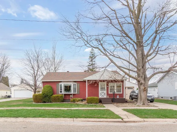 324 South St, Sumner, IA 50674